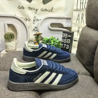 Adidas Spezial حذاء رياضي أسلوب حياة باللون الأزرق البحري والكريمي