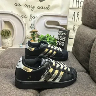 Adidas Superstar أحذية أسلوب حياة سوداء وذهب معدني