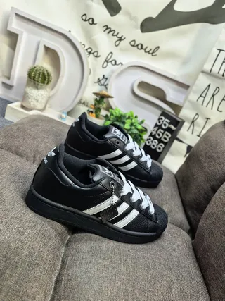 Adidas Superstar 黑色和银色金属生活方式运动鞋 9