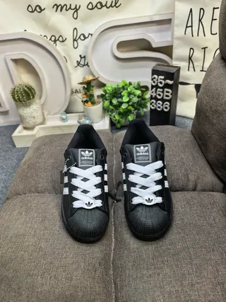 Adidas Superstar 黑色和银色金属生活方式运动鞋 10