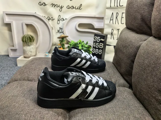 Adidas Superstar 黑色和银色金属生活方式运动鞋 11