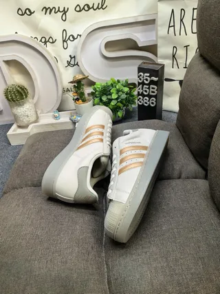 Adidas Superstar 黑色和银色金属生活方式运动鞋 16