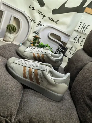 Adidas Superstar 黑色和银色金属生活方式运动鞋 17