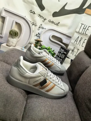 Adidas Superstar 黑色和银色金属生活方式运动鞋 19