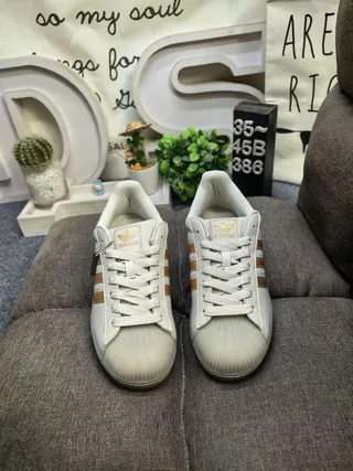 Adidas Superstar 黑色和银色金属生活方式运动鞋 20