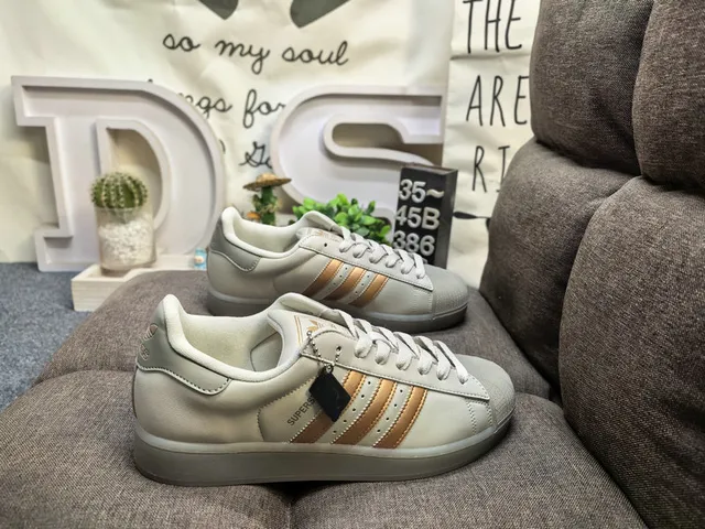 Adidas Superstar 黑色和银色金属生活方式运动鞋 21