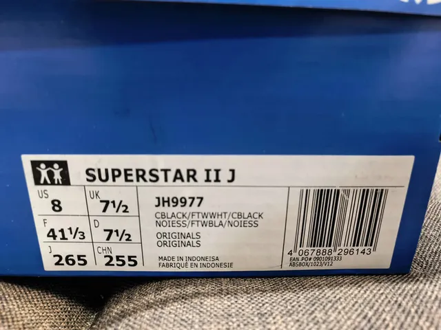 Adidas Superstar 黑色和银色金属生活方式运动鞋 22