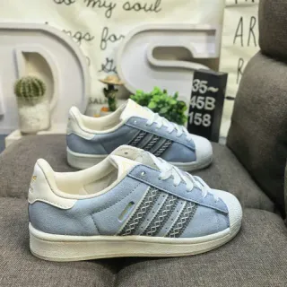 Adidas Superstar حذاء رياضي أنيق أزرق فاتح من السويد