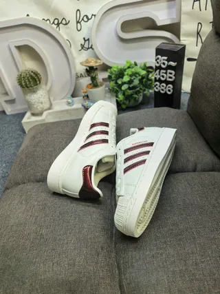 Adidas Superstar Off-White e Burgundy tênis lifestyle 6
