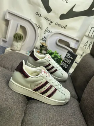 Adidas Superstar Off-White e Burgundy tênis lifestyle 9
