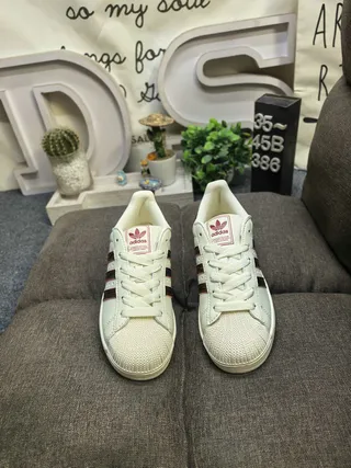 Adidas Superstar Off-White e Burgundy tênis lifestyle 10