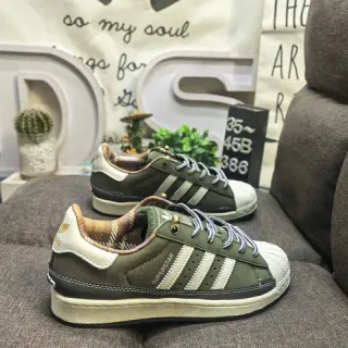 Adidas Superstar أخضر زيتوني وأبيض أحذية رياضية أسلوب حياة