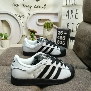 Adidas Superstar أبيض وأسود لايف ستايل سنيكرز