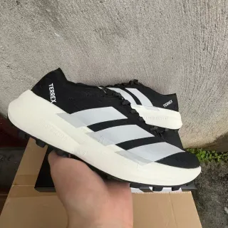 Adidas TERREX Lightstrike Pro काली सफेद ट्रेल रनिंग जूते