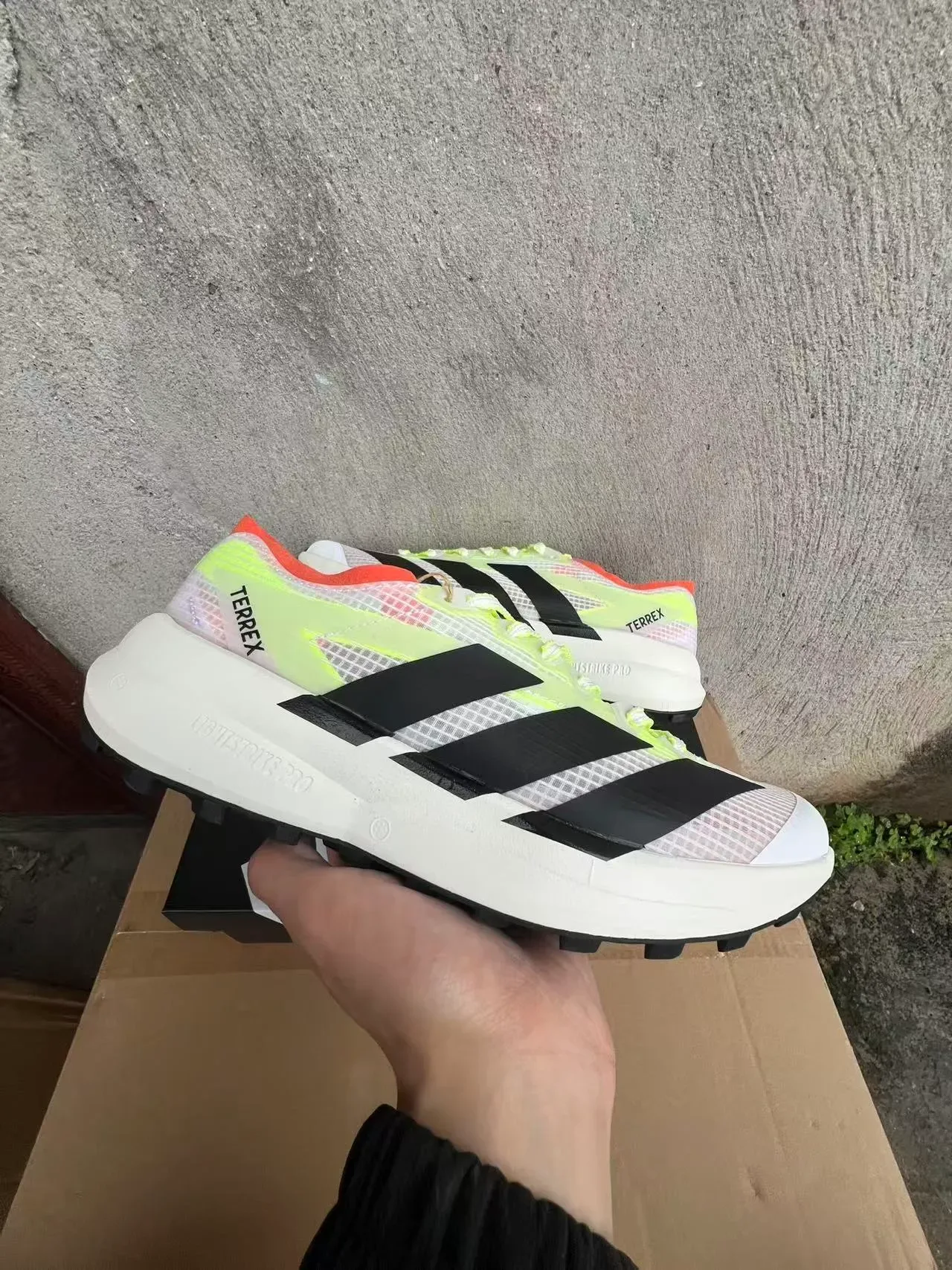 Adidas TERREX Lightstrike Pro काली सफेद ट्रेल रनिंग जूते 17