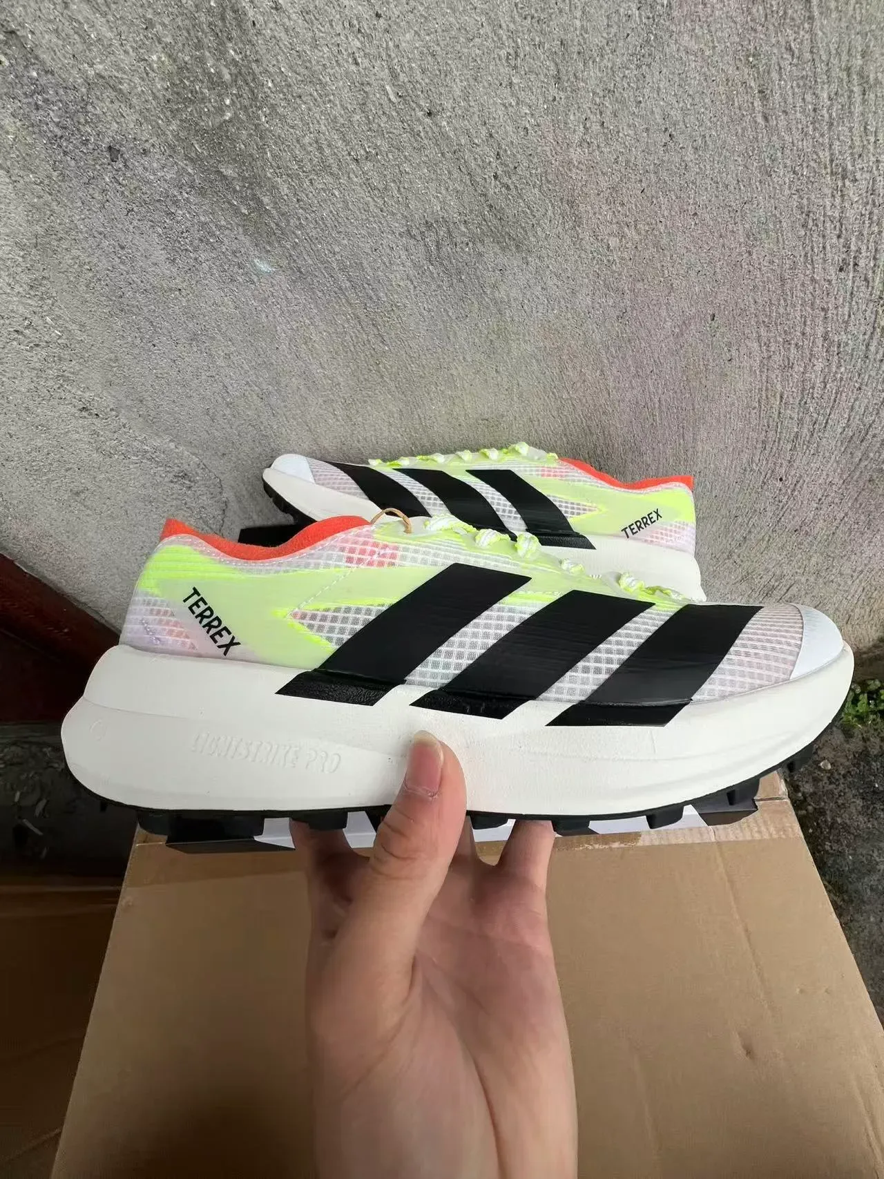 Adidas TERREX Lightstrike Pro काली सफेद ट्रेल रनिंग जूते 21