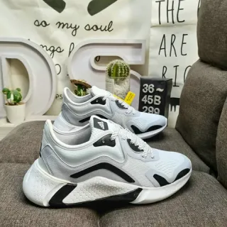 Adidas أبيض وأسود الجزء العلوي من الشبك المحبوكة المنحوت بالخلايا النحلية في الوسادة الوسطى حذاء أسلوب حياة