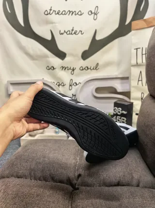 Adidas Tênis Lifestyle Brancos e Pretos Matelassados Sintéticos na Parte Superior com Três Faixas 4