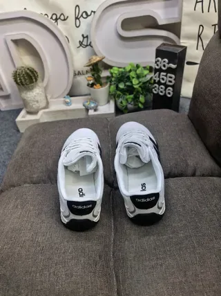 Adidas Tênis Lifestyle Brancos e Pretos Matelassados Sintéticos na Parte Superior com Três Faixas 8