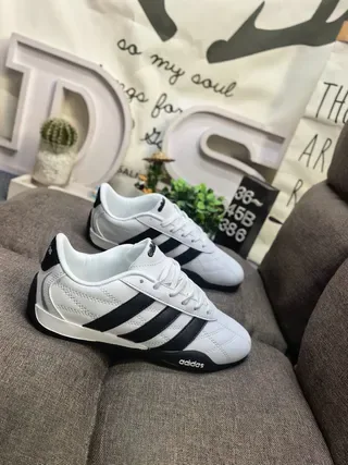Adidas Tênis Lifestyle Brancos e Pretos Matelassados Sintéticos na Parte Superior com Três Faixas 9