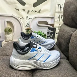 Adidas सफेद नीला इंजीनियर मेश अपर स्पेकल मिडसोल रनिंग शूज