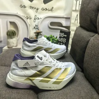 Adidas tênis de corrida com listras metálicas brancas e douradas inspiradas na corrida