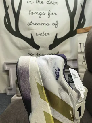 Adidas 白色金 赛车灵感 金属条纹 跑鞋 3
