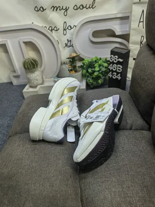 Adidas 白色金 赛车灵感 金属条纹 跑鞋 6