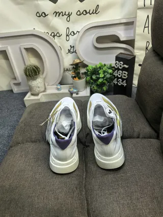 Adidas 白色金 赛车灵感 金属条纹 跑鞋 8
