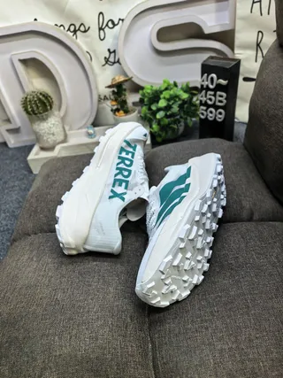 Adidas White Green Lightweight Mesh Upper Sculpted Foam Midsole Running Shoes 6
