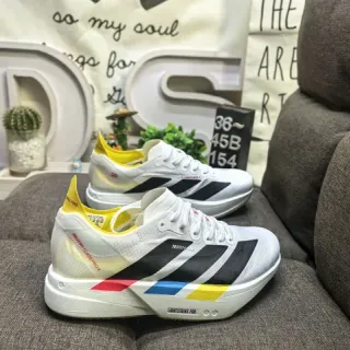 Adidas सफेद बहुरंगी कम ऊँची प्रदर्शन प्रेरित दौड़ने के जूते