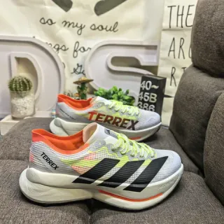 Adidas Chaussures de Course Blanche Orange Légères à tige en maille et semelle médiane en mousse sculptée