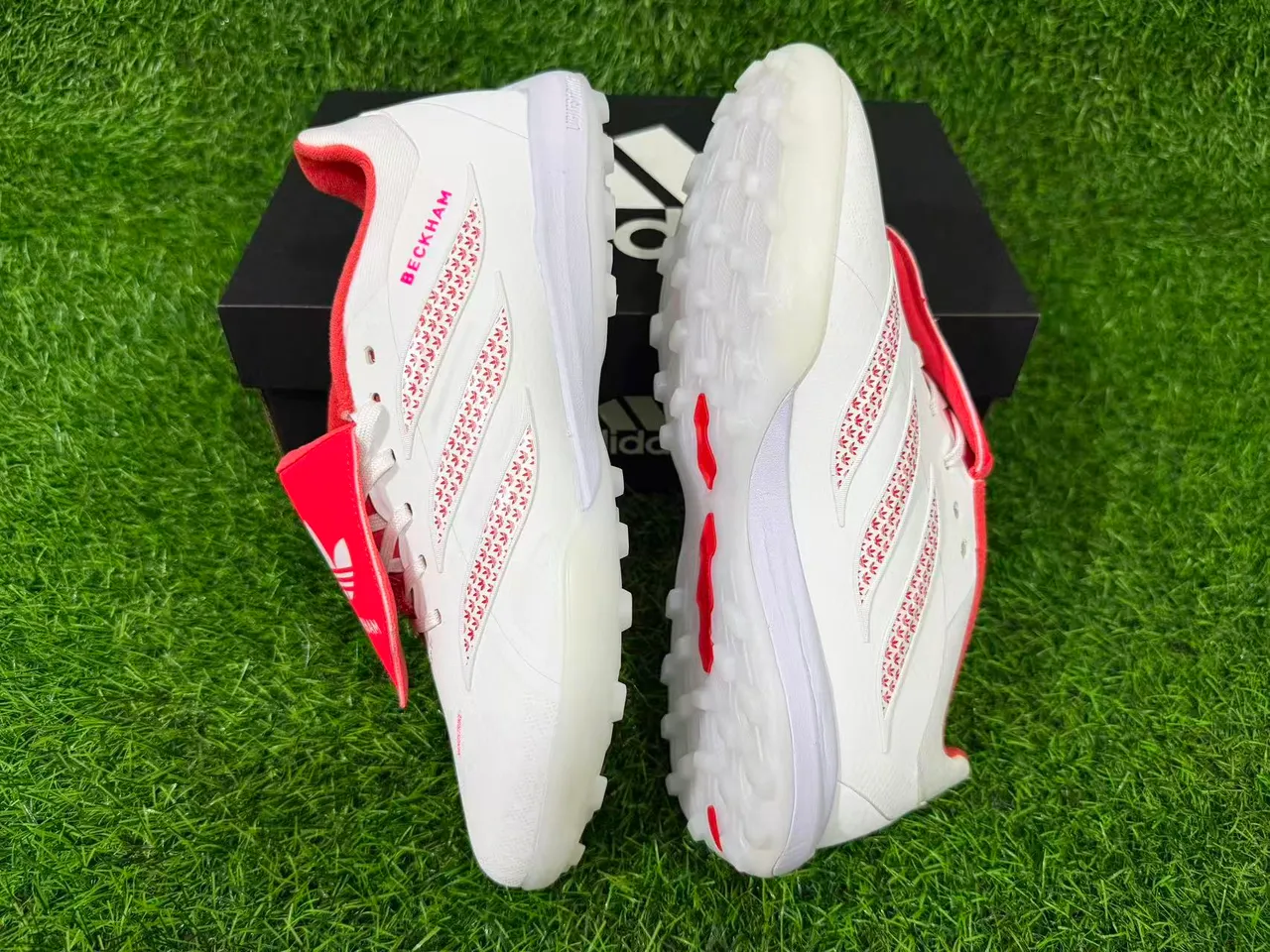 Adidas Blanco Rojo Bajo Superior Sintético Capas de Rayas Texturizadas Césped Artificial Zapatos de Fútbol 16