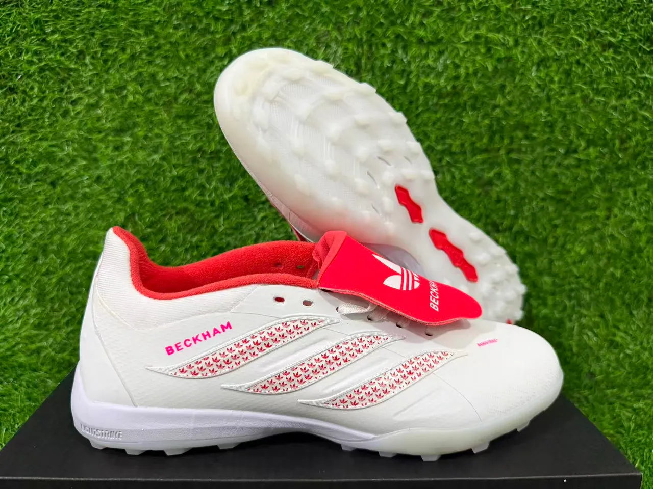 Adidas Blanco Rojo Bajo Superior Sintético Capas de Rayas Texturizadas Césped Artificial Zapatos de Fútbol 17