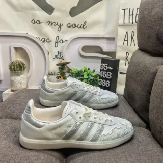 Adidas أبيض فضي أحذية رياضية نمط حياة منخفض العلوي شبه جلد