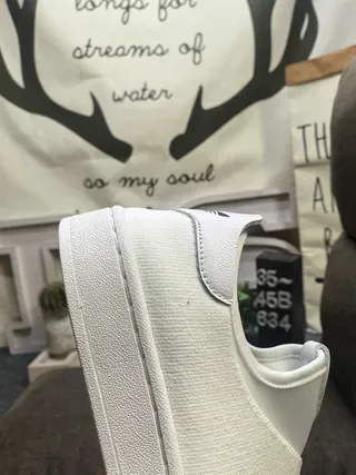 Adidas সাদা স্লিপ-অন লোচড়া ক্রস-স্ট্র্যাপ লাইফস্টাইল স্নিকার 3