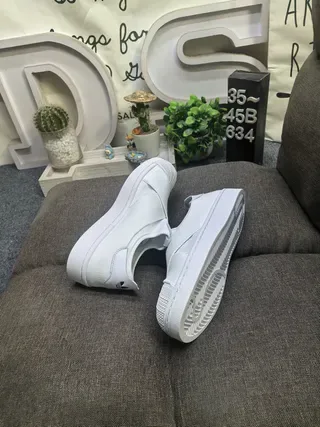 Adidas সাদা স্লিপ-অন লোচড়া ক্রস-স্ট্র্যাপ লাইফস্টাইল স্নিকার 6