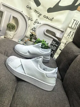 Adidas সাদা স্লিপ-অন লোচড়া ক্রস-স্ট্র্যাপ লাইফস্টাইল স্নিকার 7