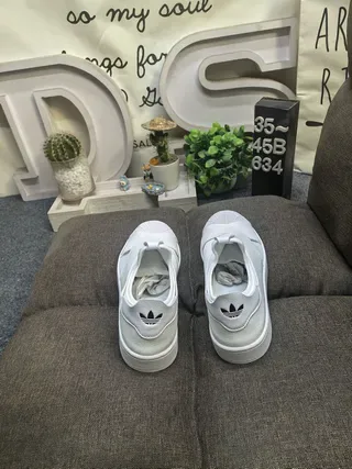 Adidas সাদা স্লিপ-অন লোচড়া ক্রস-স্ট্র্যাপ লাইফস্টাইল স্নিকার 8