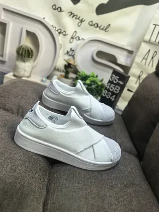 Adidas সাদা স্লিপ-অন লোচড়া ক্রস-স্ট্র্যাপ লাইফস্টাইল স্নিকার 9