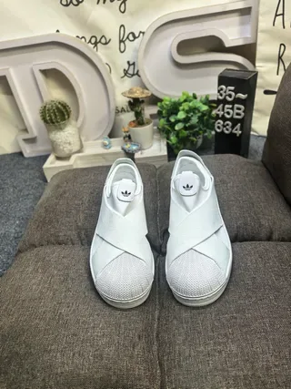 Adidas সাদা স্লিপ-অন লোচড়া ক্রস-স্ট্র্যাপ লাইফস্টাইল স্নিকার 10