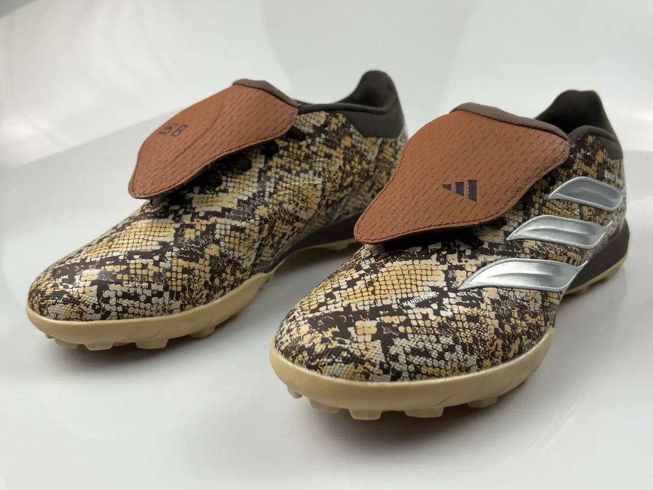 Adidas x Wales Bonner NanoStrike Snakeskin Turf Sapatos de futebol 2