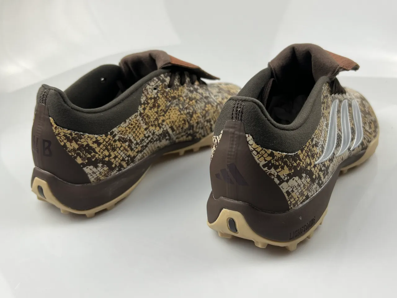 Adidas x Wales Bonner NanoStrike Snakeskin Turf Sapatos de futebol 3