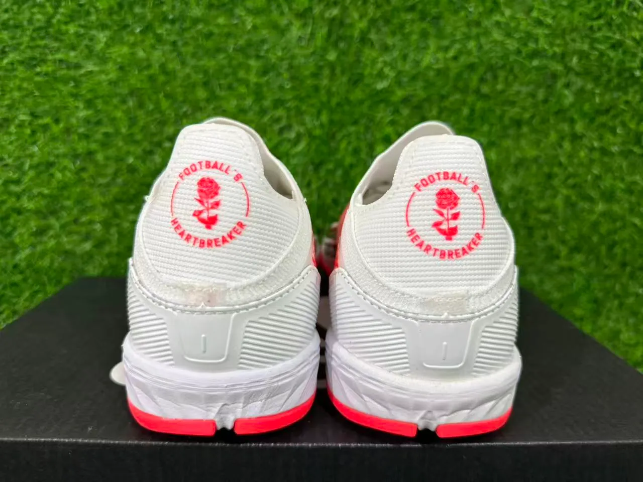 Adidas X सफेद नारंगी बिना लेस के सॉक-फिट अपर रोज प्रिंट ओवरले टर्फ फुटबॉल जूते 11