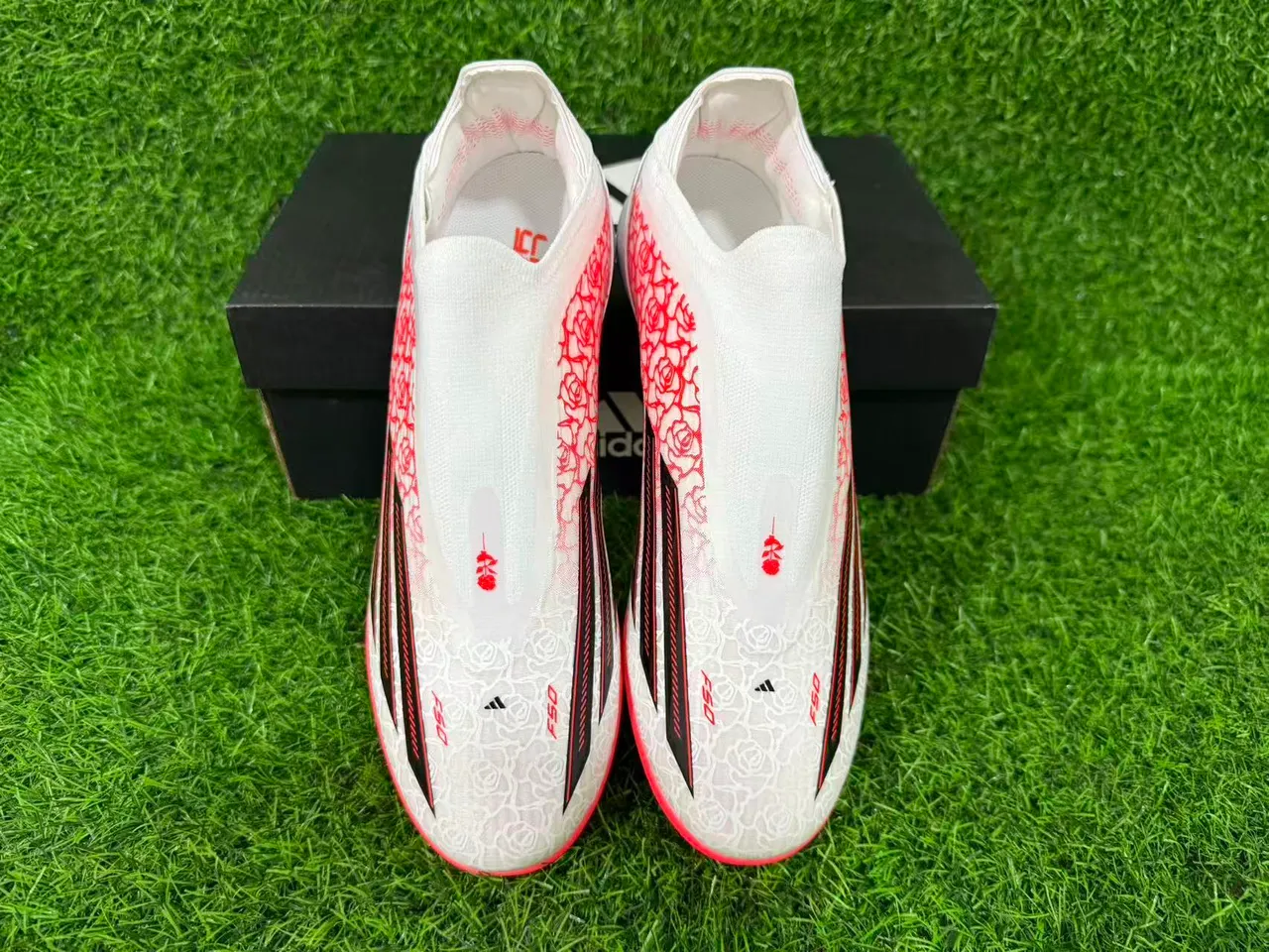 Adidas X सफेद नारंगी बिना लेस के सॉक-फिट अपर रोज प्रिंट ओवरले टर्फ फुटबॉल जूते 12