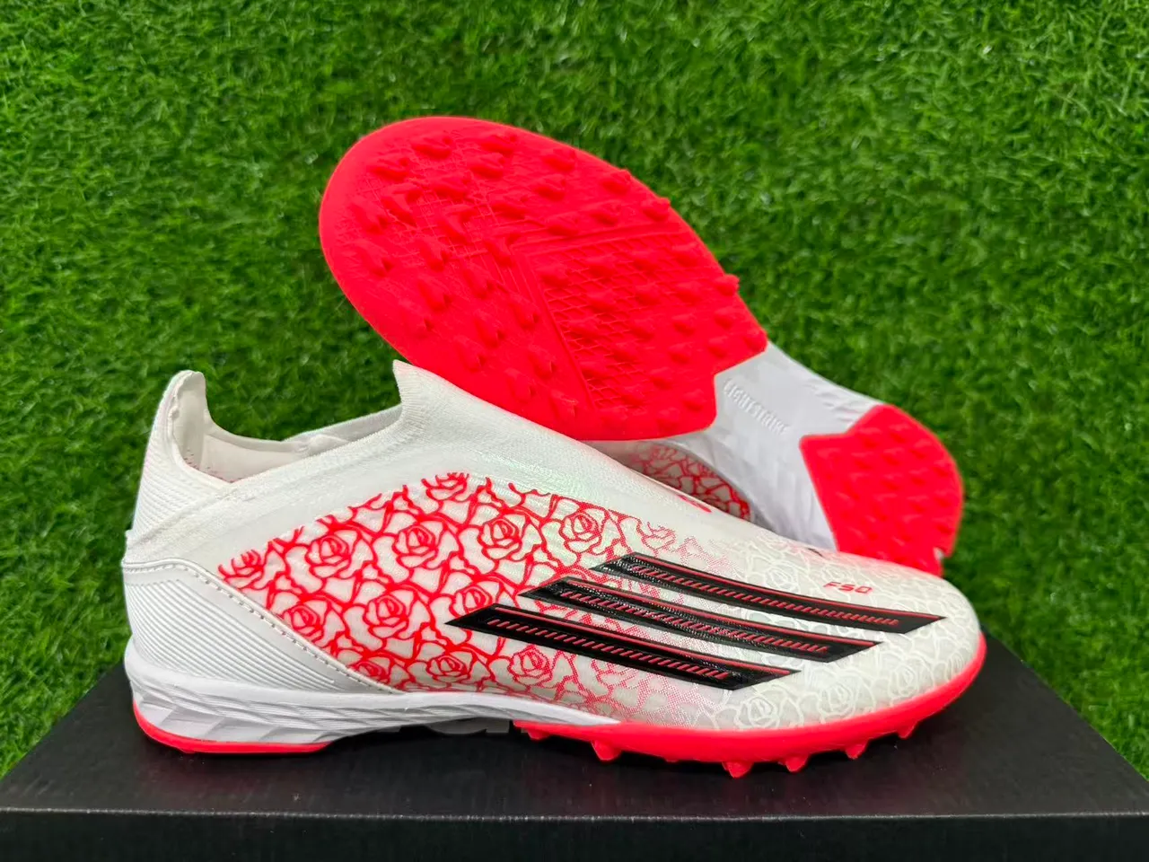 Adidas X सफेद नारंगी बिना लेस के सॉक-फिट अपर रोज प्रिंट ओवरले टर्फ फुटबॉल जूते 13