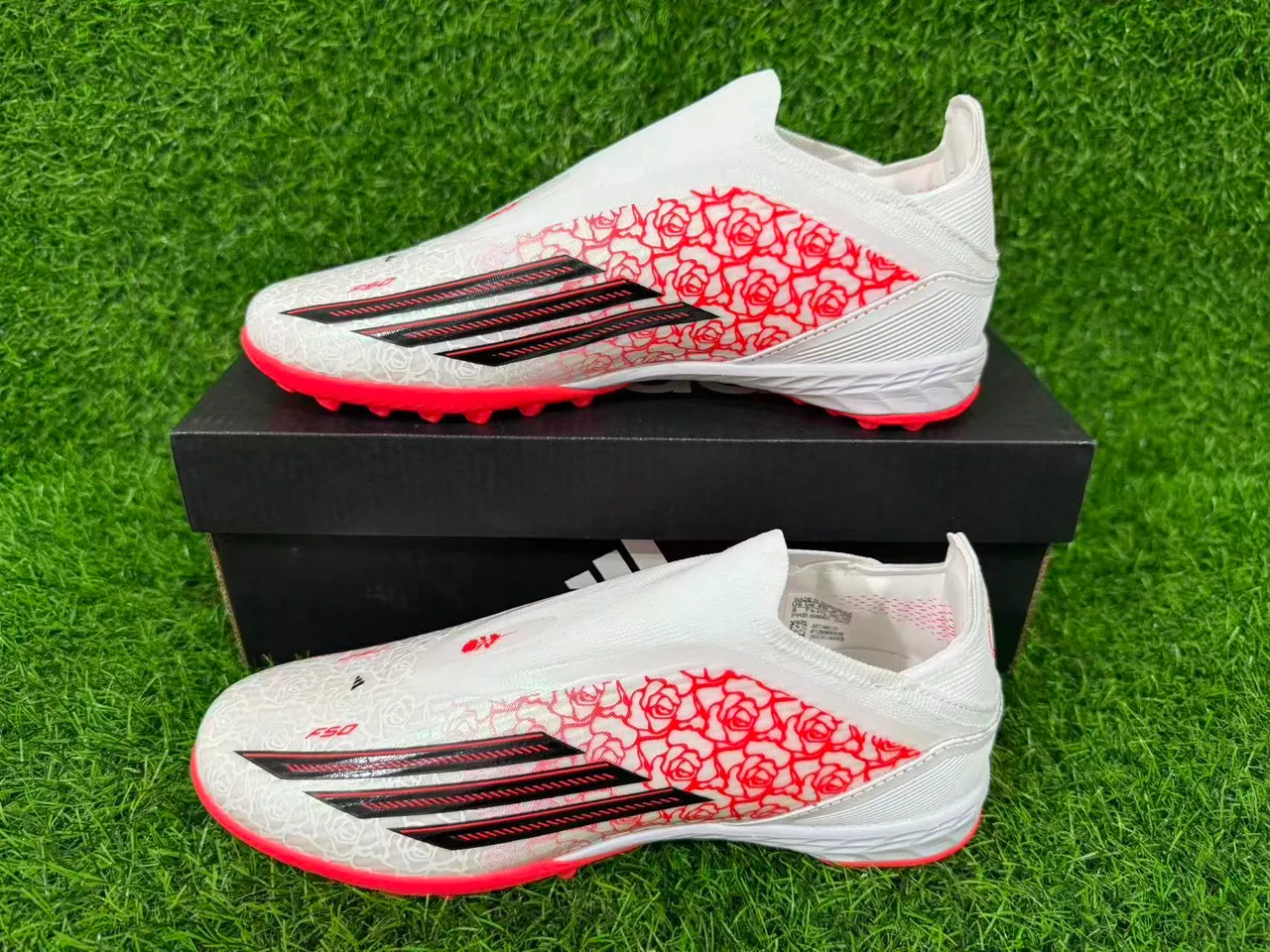 Adidas X सफेद नारंगी बिना लेस के सॉक-फिट अपर रोज प्रिंट ओवरले टर्फ फुटबॉल जूते 14