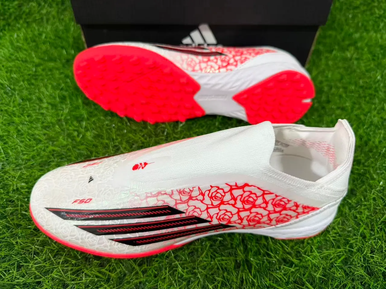 Adidas X सफेद नारंगी बिना लेस के सॉक-फिट अपर रोज प्रिंट ओवरले टर्फ फुटबॉल जूते 15