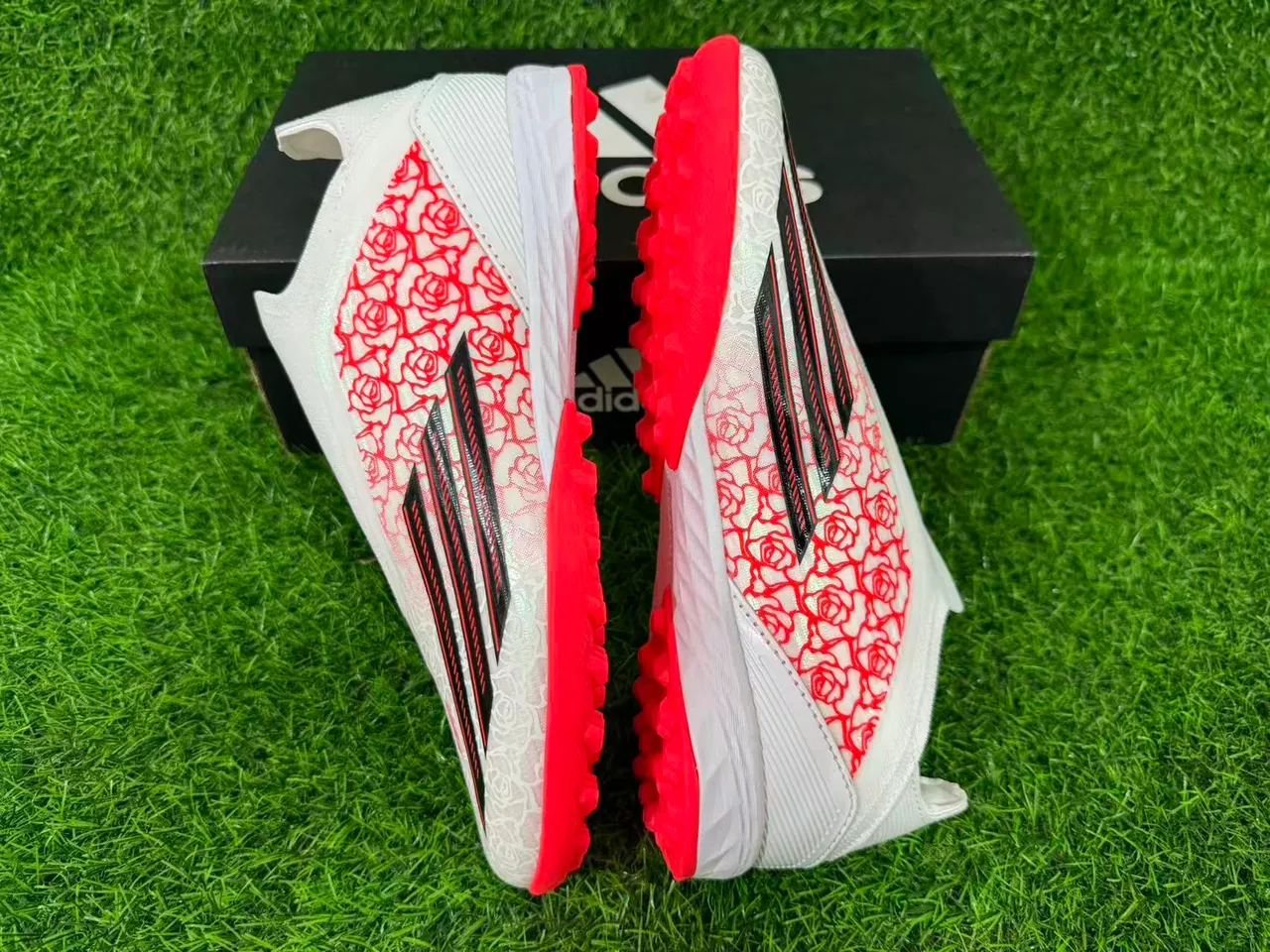 Adidas X सफेद नारंगी बिना लेस के सॉक-फिट अपर रोज प्रिंट ओवरले टर्फ फुटबॉल जूते 16