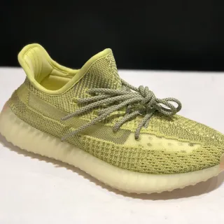 Adidas Yeezy Boost 350 V2 أصفر فاتح سنيكرز لايف ستايل